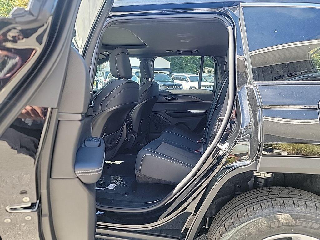 new 2025 Jeep Grand Cherokee car, priced at $37,009