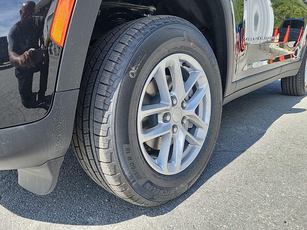 new 2025 Jeep Grand Cherokee car, priced at $37,009