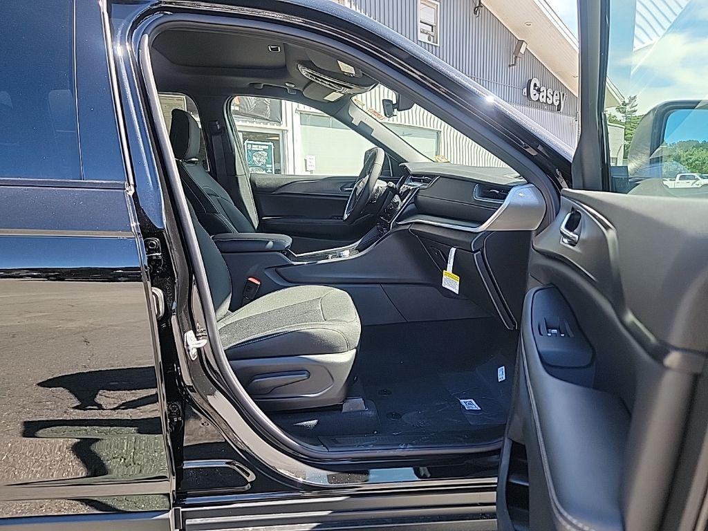 new 2025 Jeep Grand Cherokee car, priced at $37,009