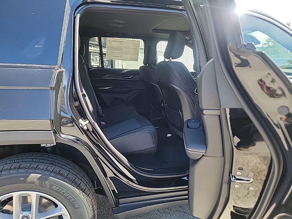 new 2025 Jeep Grand Cherokee car, priced at $37,009