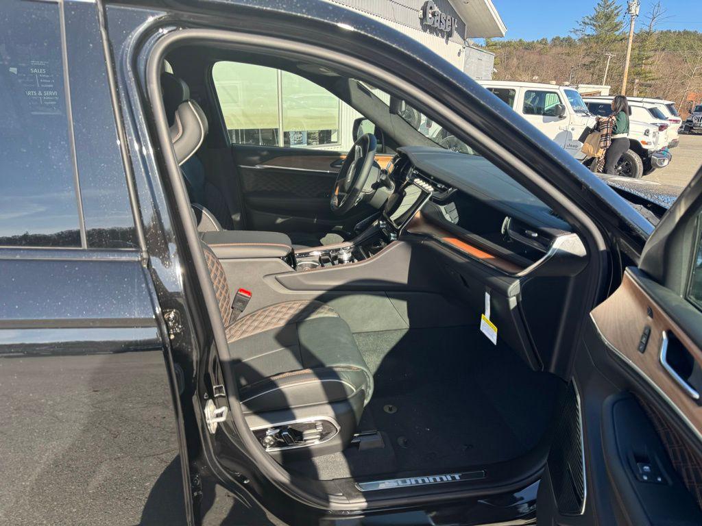 new 2025 Jeep Grand Cherokee L car, priced at $67,289