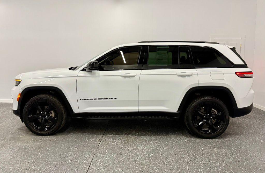 used 2022 Jeep Grand Cherokee car, priced at $31,974