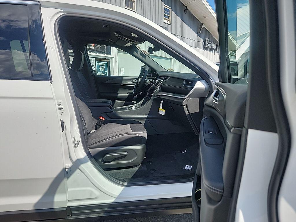 new 2025 Jeep Grand Cherokee car, priced at $38,241