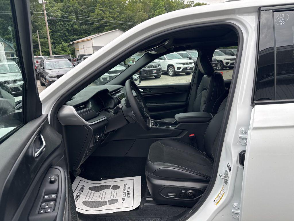 new 2025 Jeep Grand Cherokee car, priced at $38,009