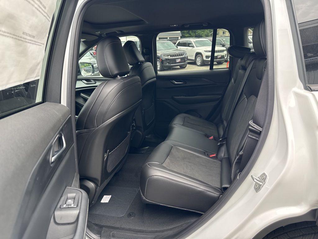 new 2025 Jeep Grand Cherokee car, priced at $38,009