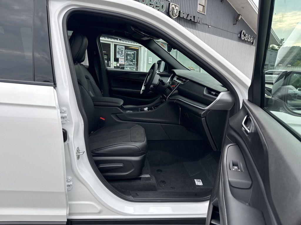 new 2025 Jeep Grand Cherokee car, priced at $38,009