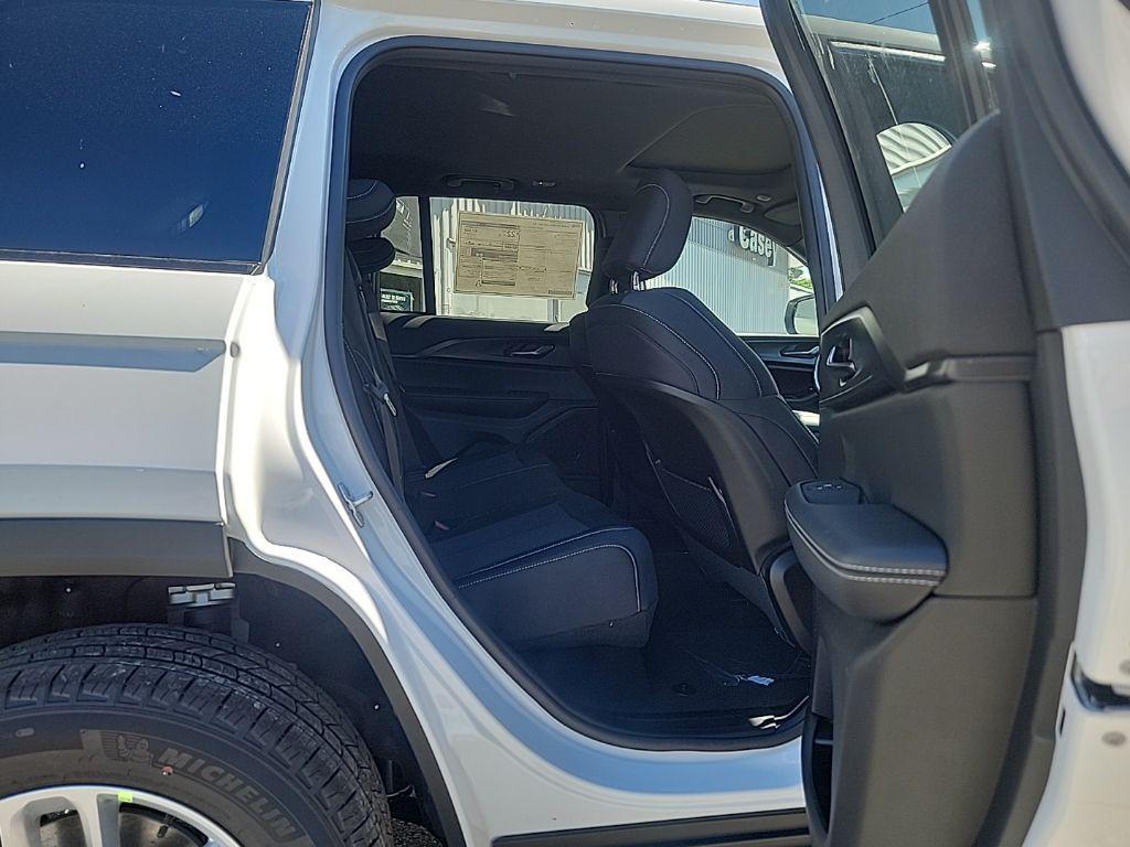 new 2025 Jeep Grand Cherokee car, priced at $37,553