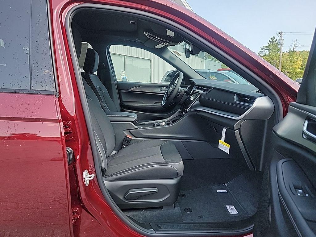 new 2025 Jeep Grand Cherokee car, priced at $37,009