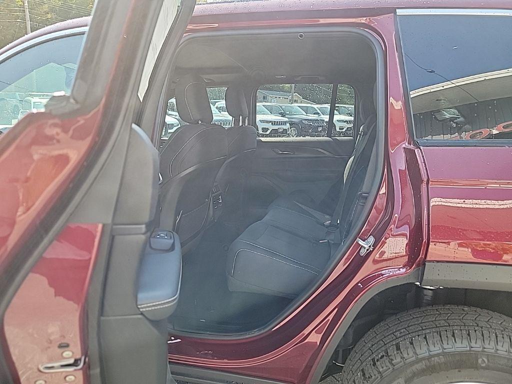 new 2025 Jeep Grand Cherokee car, priced at $37,009