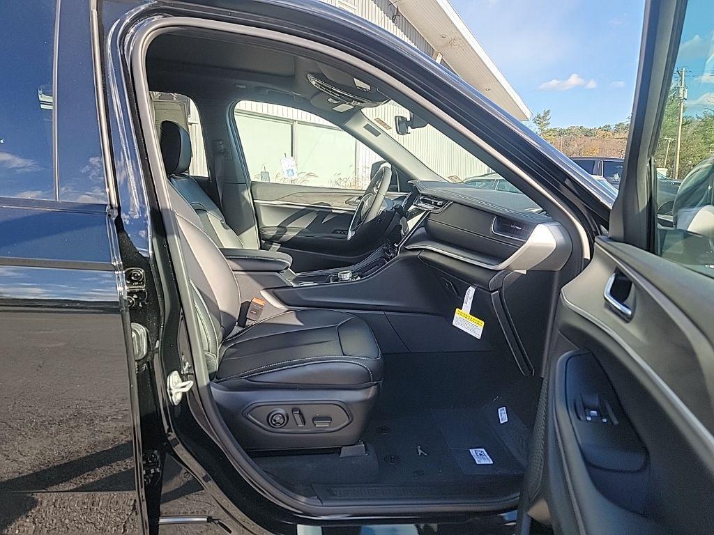 new 2025 Jeep Grand Cherokee car, priced at $44,246