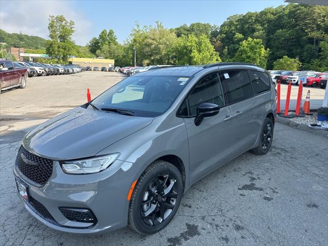 new 2025 Chrysler Pacifica car, priced at $50,043