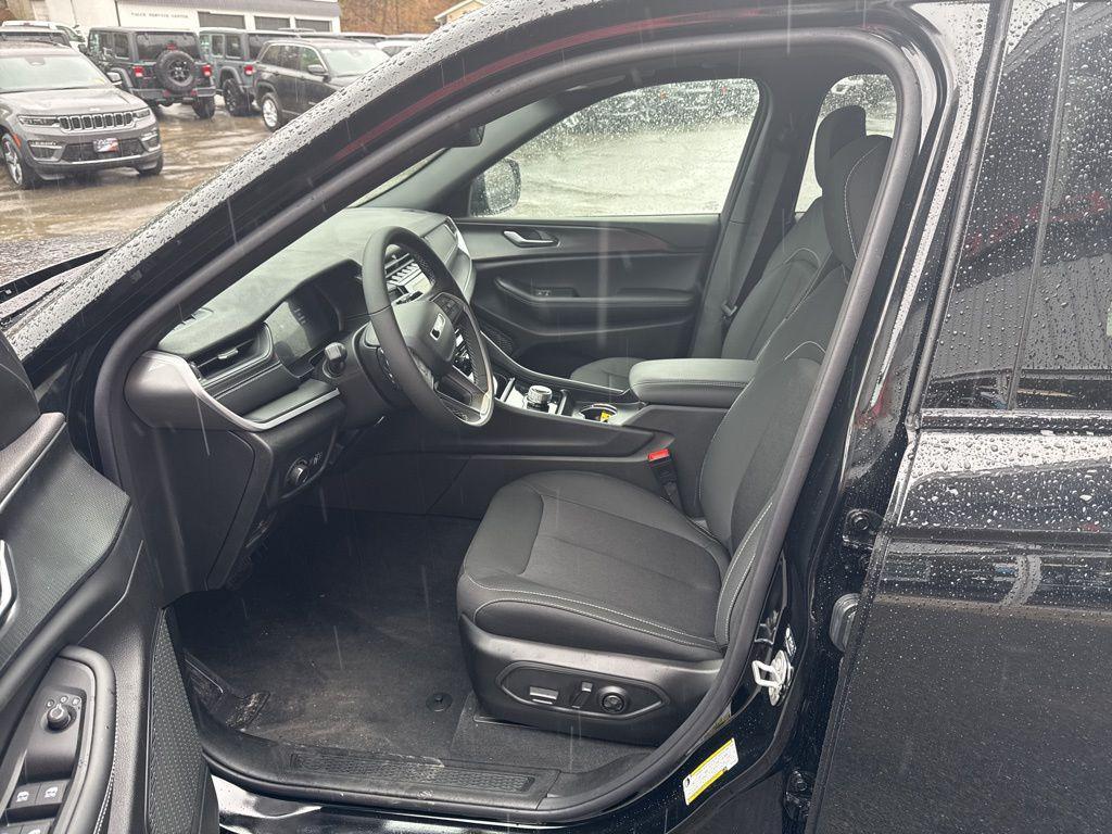 new 2025 Jeep Grand Cherokee car, priced at $38,071