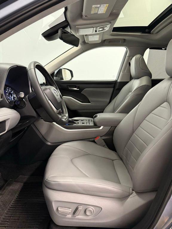 used 2022 Toyota Highlander car, priced at $23,974