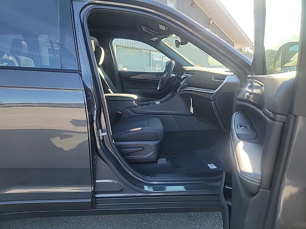 new 2025 Jeep Grand Cherokee car, priced at $39,259