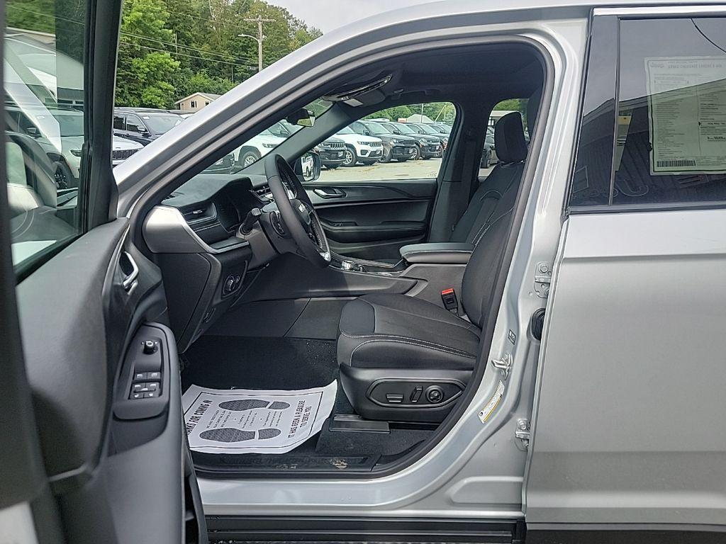 new 2025 Jeep Grand Cherokee car, priced at $36,509