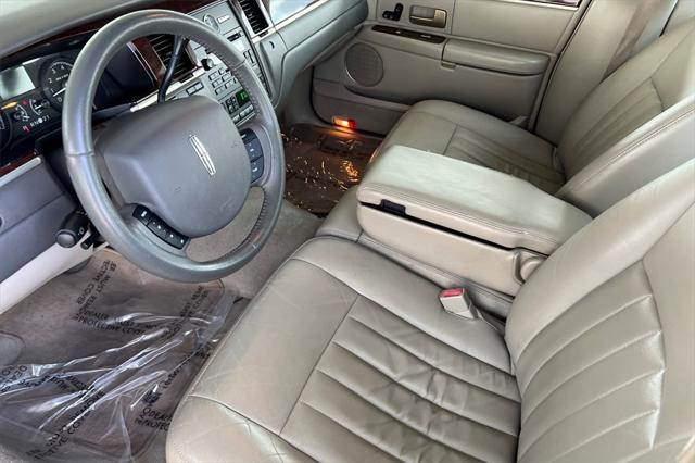used 2006 Lincoln Town Car car, priced at $9,999