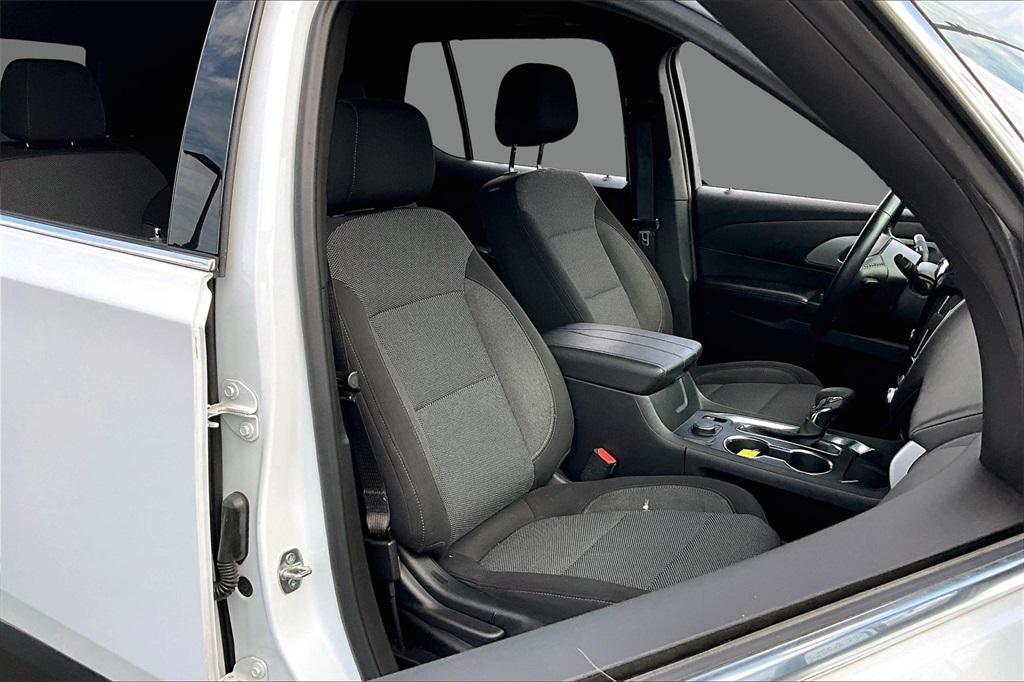 used 2022 Chevrolet Traverse car, priced at $27,176