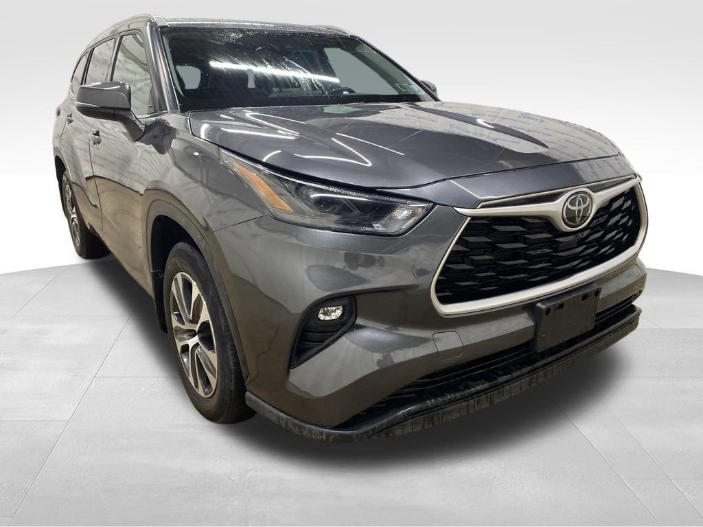 used 2022 Toyota Highlander car, priced at $36,997