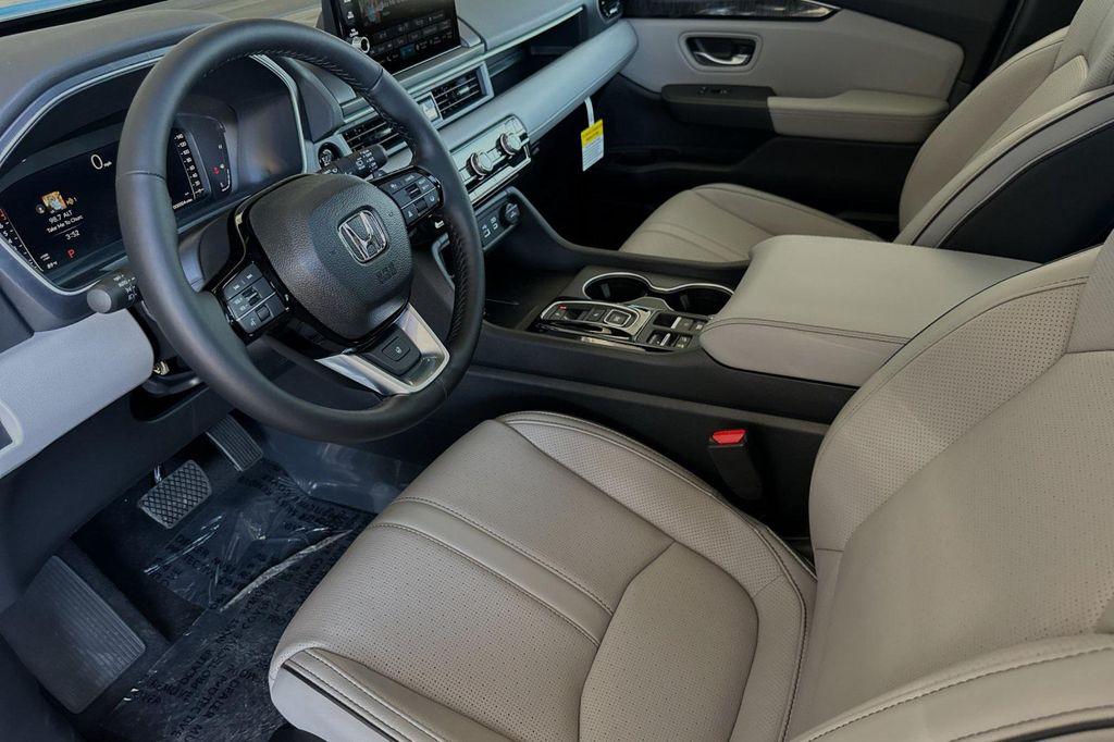 new 2025 Honda Pilot car, priced at $54,575