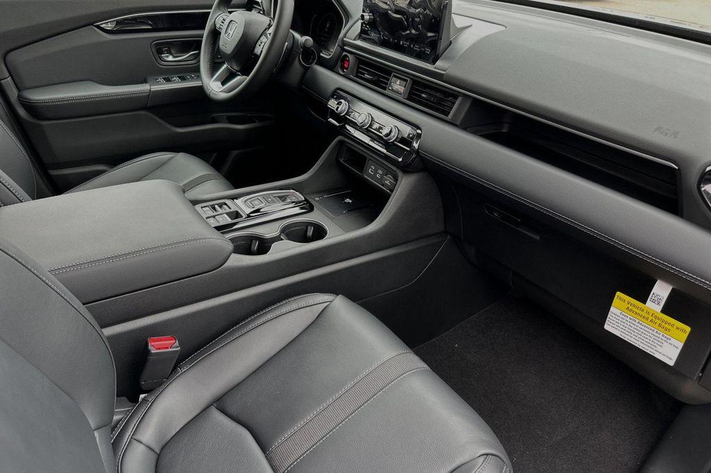 new 2025 Honda Pilot car, priced at $51,095
