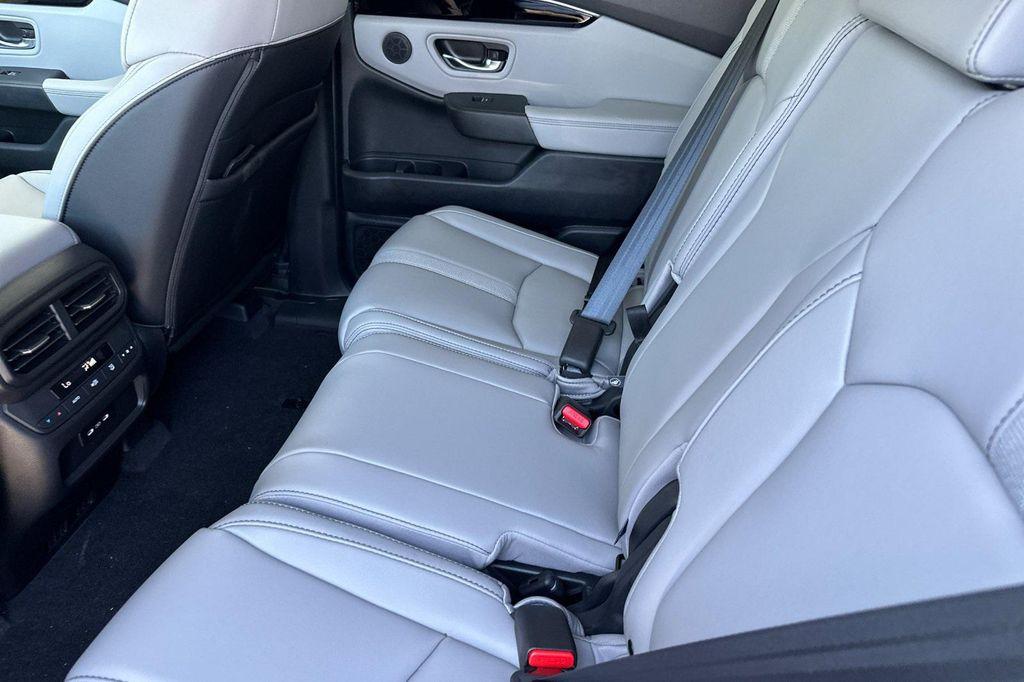 new 2025 Honda Pilot car, priced at $52,950