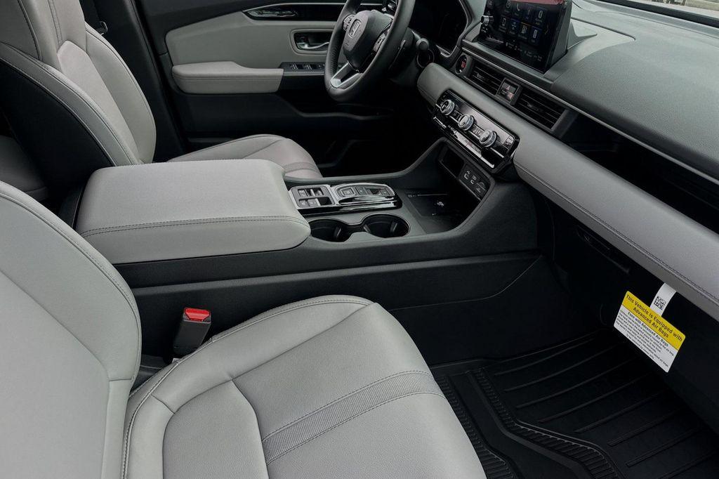 new 2025 Honda Pilot car, priced at $47,550