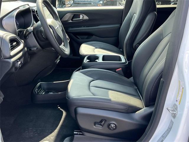 new 2025 Chrysler Pacifica car, priced at $44,717