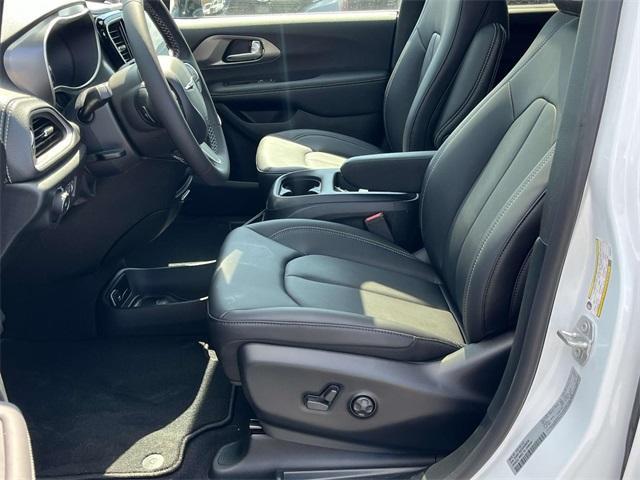 new 2025 Chrysler Pacifica car, priced at $44,717