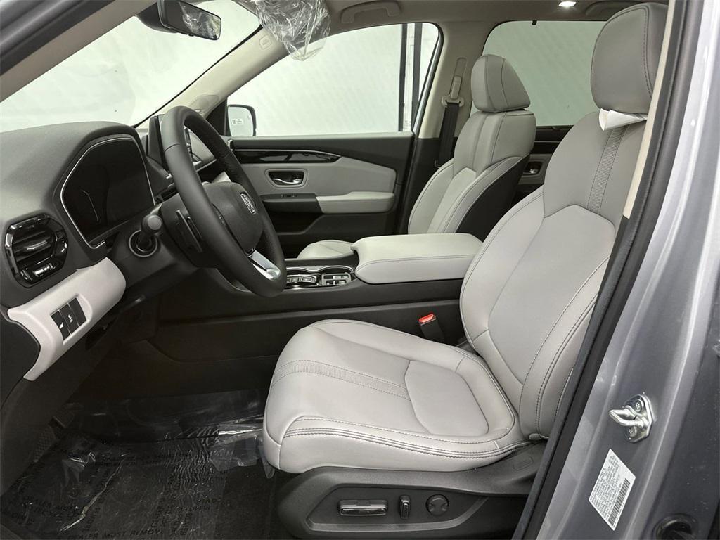 new 2025 Honda Pilot car, priced at $52,085