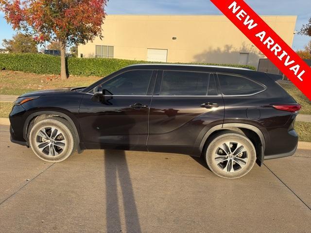 used 2021 Toyota Highlander car, priced at $27,500