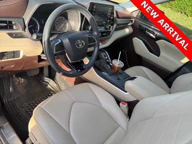 used 2021 Toyota Highlander car, priced at $27,500