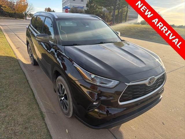 used 2021 Toyota Highlander car, priced at $27,500