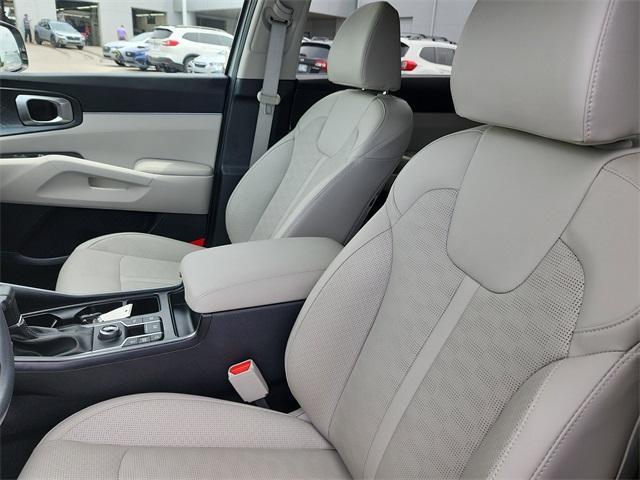 used 2025 Kia Sorento car, priced at $32,000