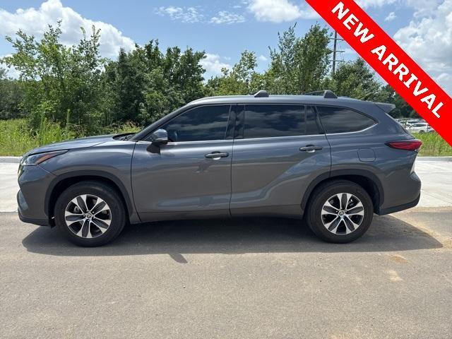 used 2021 Toyota Highlander car, priced at $35,000