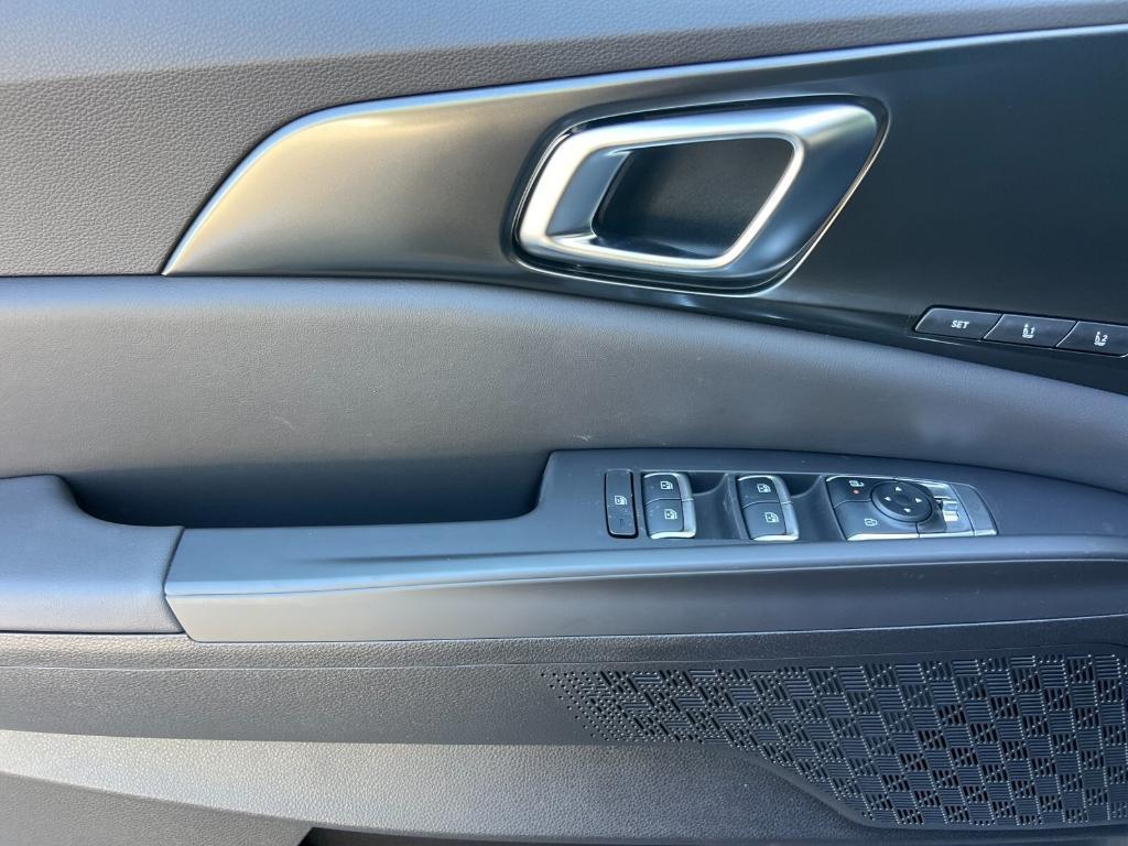 new 2025 Kia Carnival Hybrid car, priced at $51,095