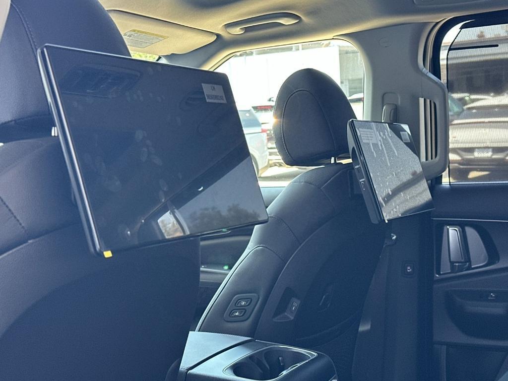 new 2025 Kia Carnival Hybrid car, priced at $57,165