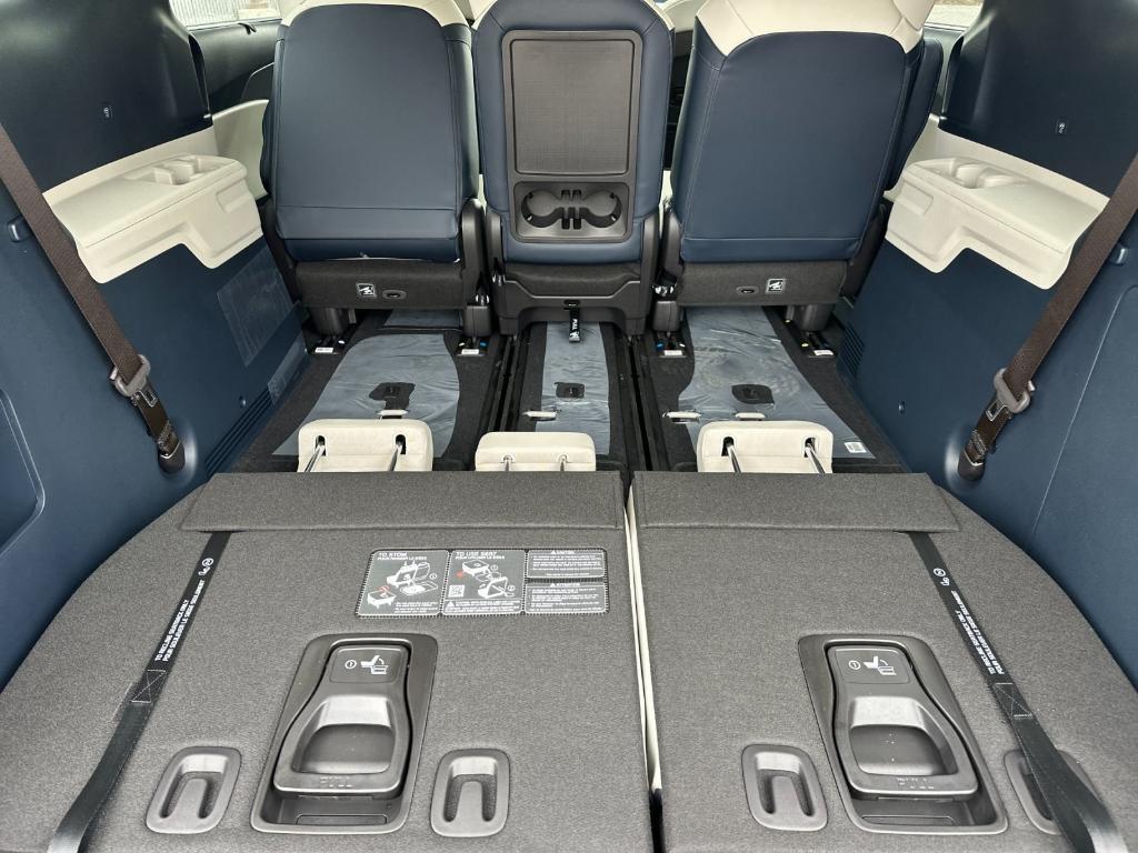 new 2025 Kia Carnival Hybrid car, priced at $50,095