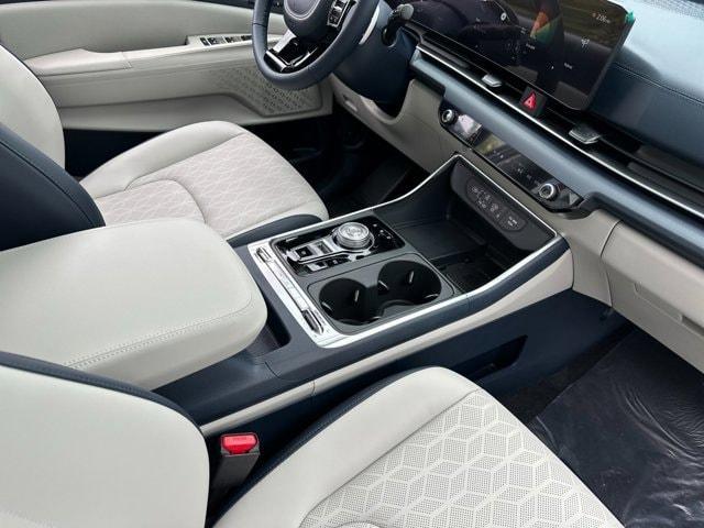new 2025 Kia Carnival Hybrid car, priced at $48,092