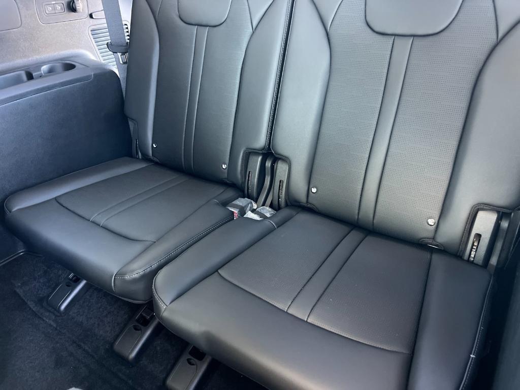new 2025 Kia Sorento Hybrid car, priced at $42,130