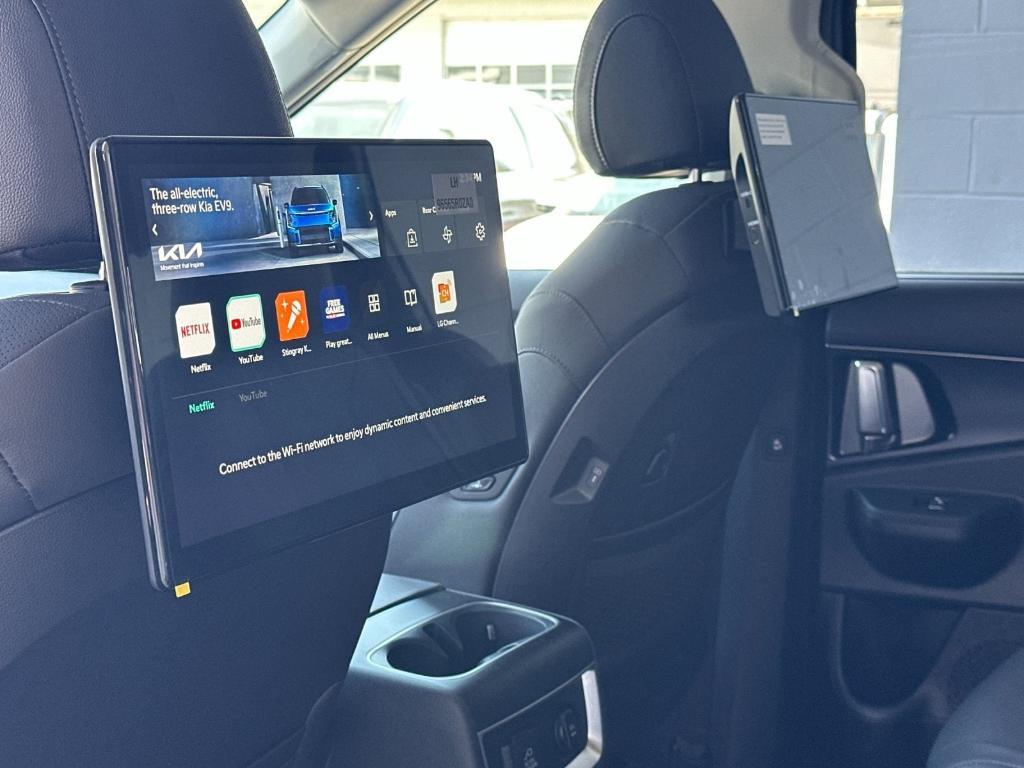 new 2025 Kia Carnival Hybrid car, priced at $57,670