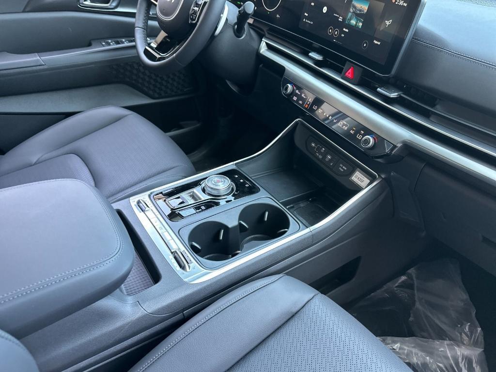 new 2025 Kia Carnival Hybrid car, priced at $57,670