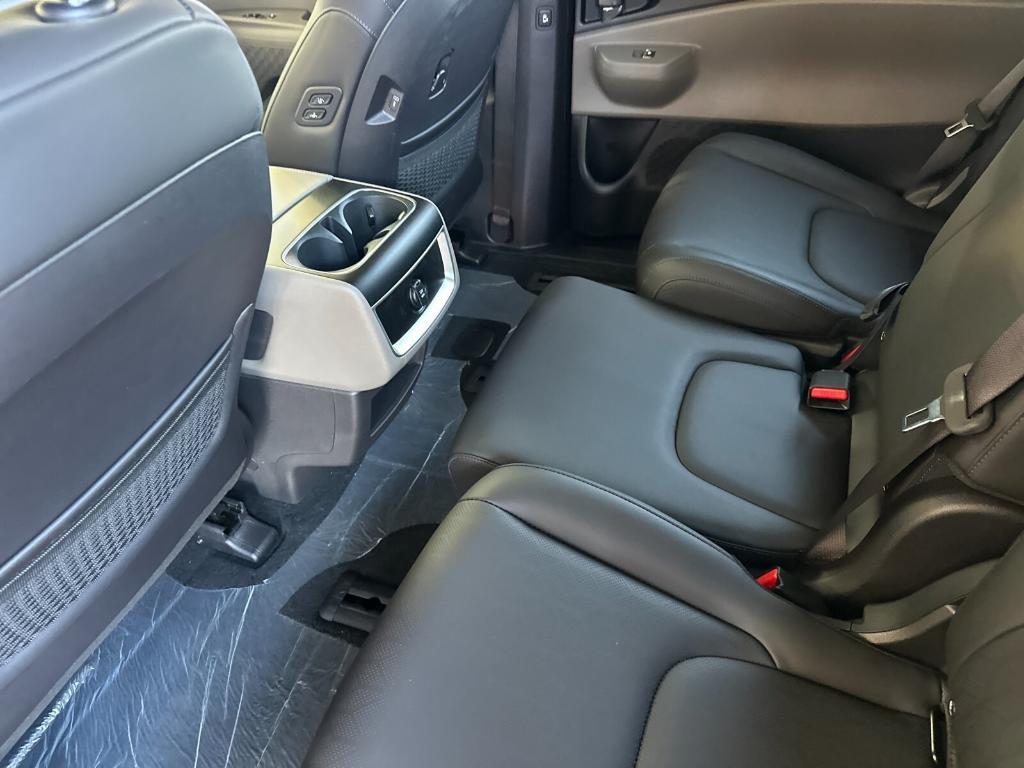 new 2025 Kia Carnival Hybrid car, priced at $44,700