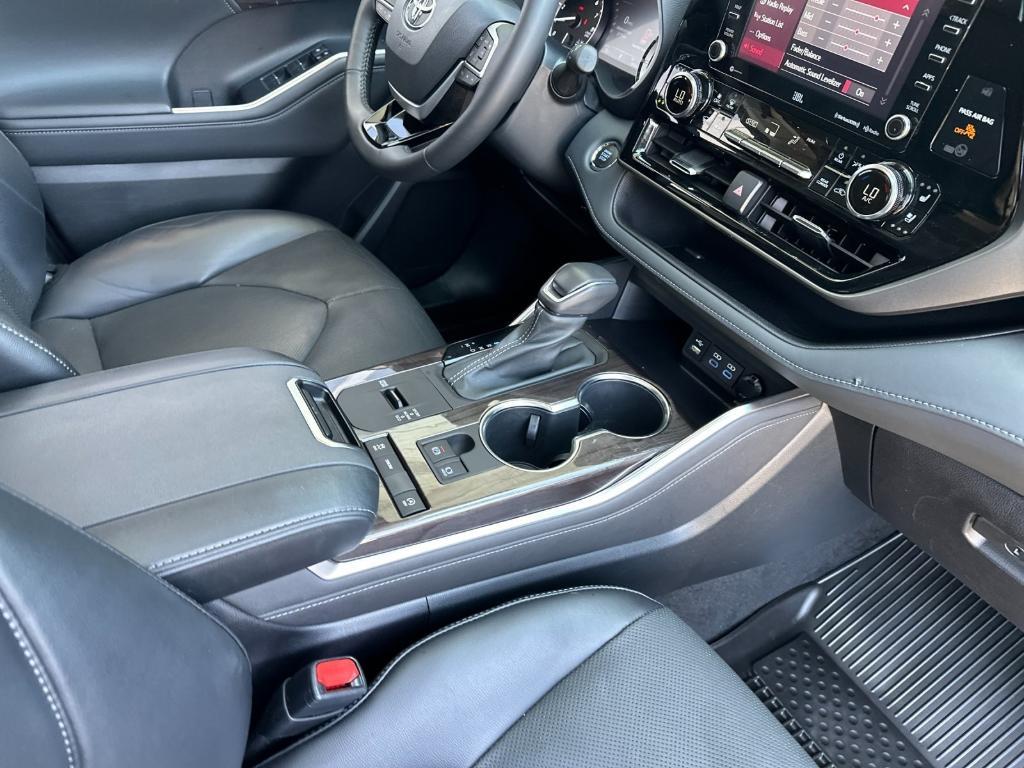 used 2022 Toyota Highlander car, priced at $40,998