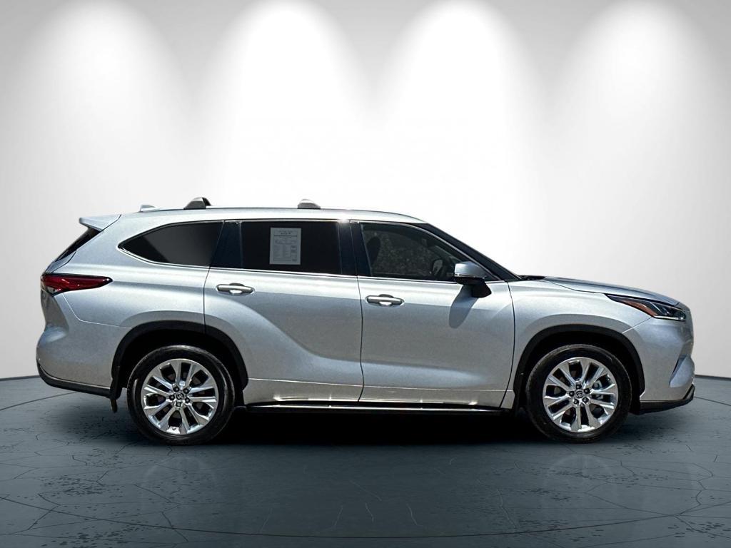 used 2022 Toyota Highlander car, priced at $40,998