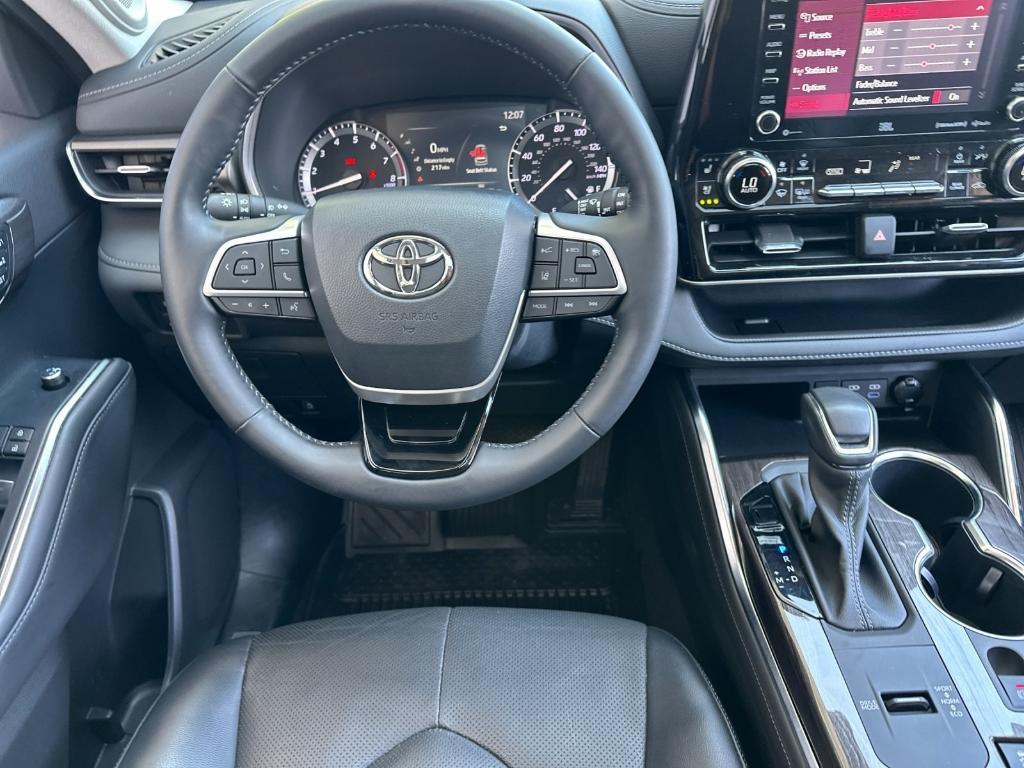 used 2022 Toyota Highlander car, priced at $40,998