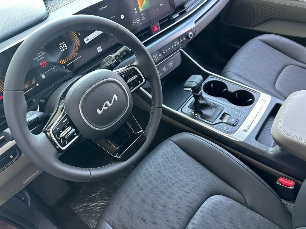 new 2025 Kia Carnival car, priced at $40,565