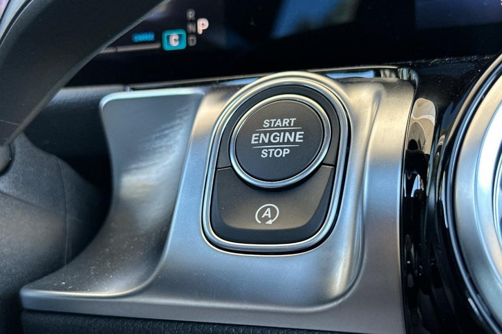 new 2025 Mercedes-Benz GLB 250 car, priced at $49,870