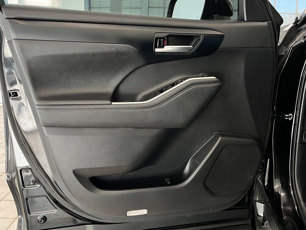 used 2023 Toyota Highlander car, priced at $35,488