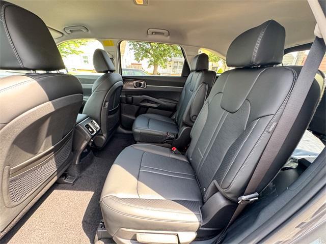 new 2025 Kia Sorento Hybrid car, priced at $39,630