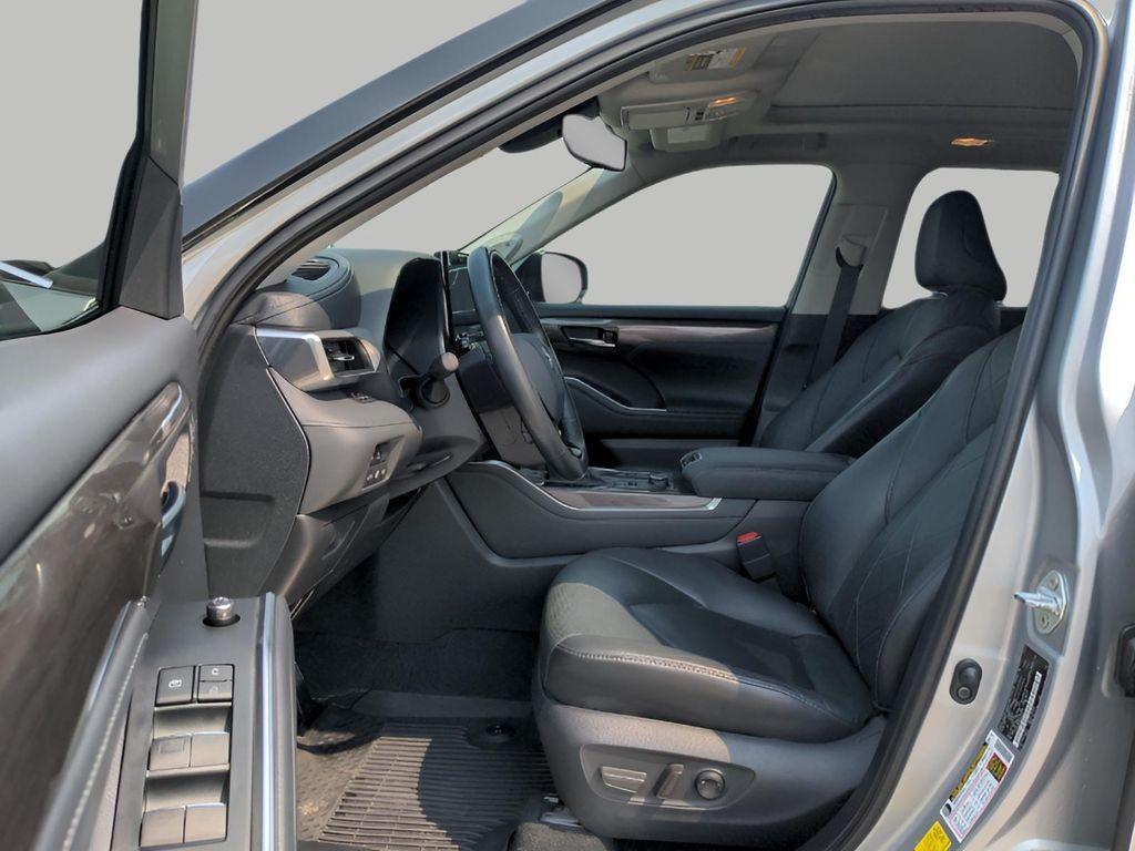 used 2021 Toyota Highlander car, priced at $37,552